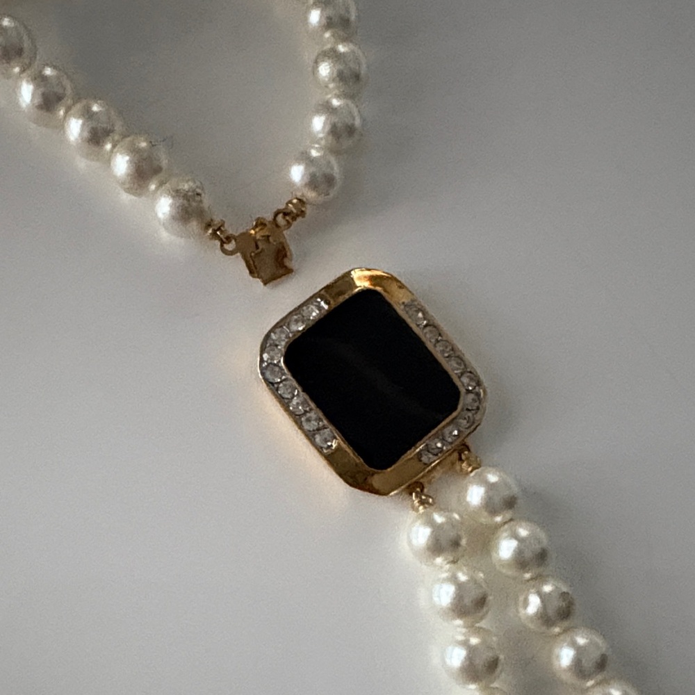 Elegant Pearl Necklace with Black and Gold Accent - Picture 5 of 8